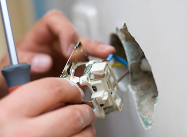 Berg electrician installing a residential outlet